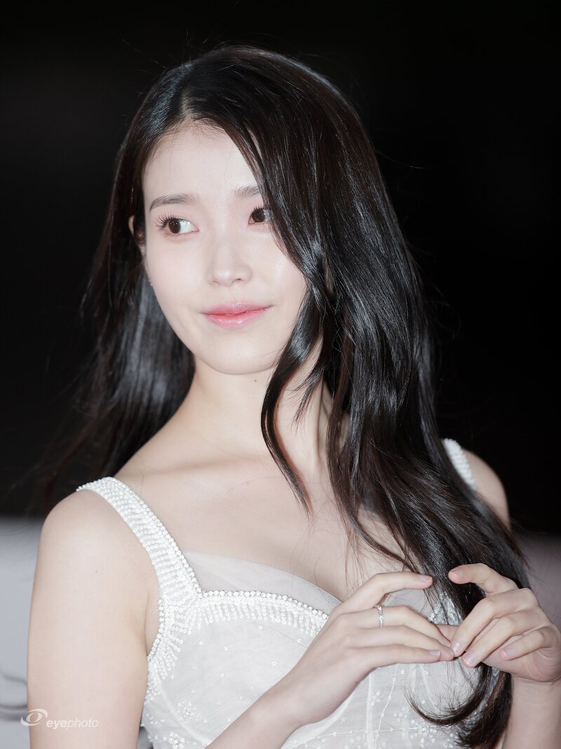 221125 IU at 43rd Blue Dragon Film Awards Red Carpet documents 25