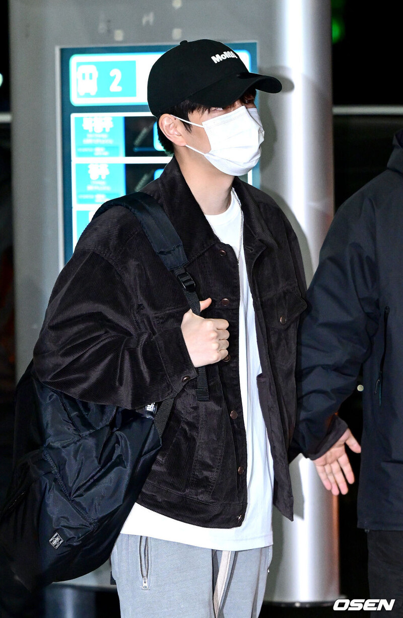 241110 SEUNGMIN at Gimpo Airport documents 3