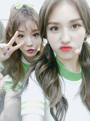 161104 I.O.I X Update - Chungha & Somi