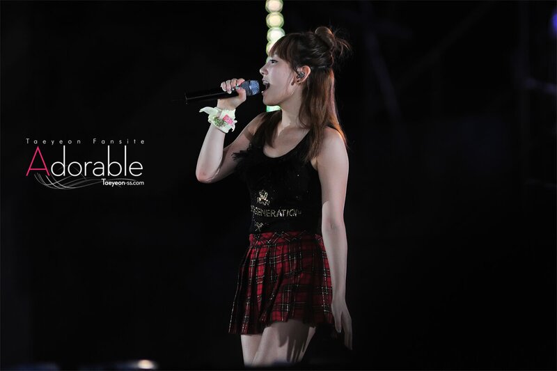 100821 Girls' Generation Taeyeon at SMTOWN Live in Seoul documents 12