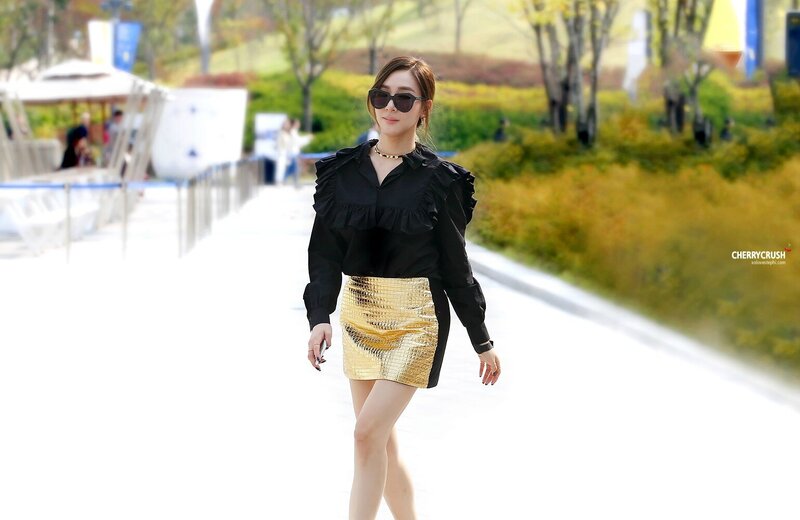 151018 Girls' Generation Tiffany at 'Push Button' Seoul Fashion Week documents 8