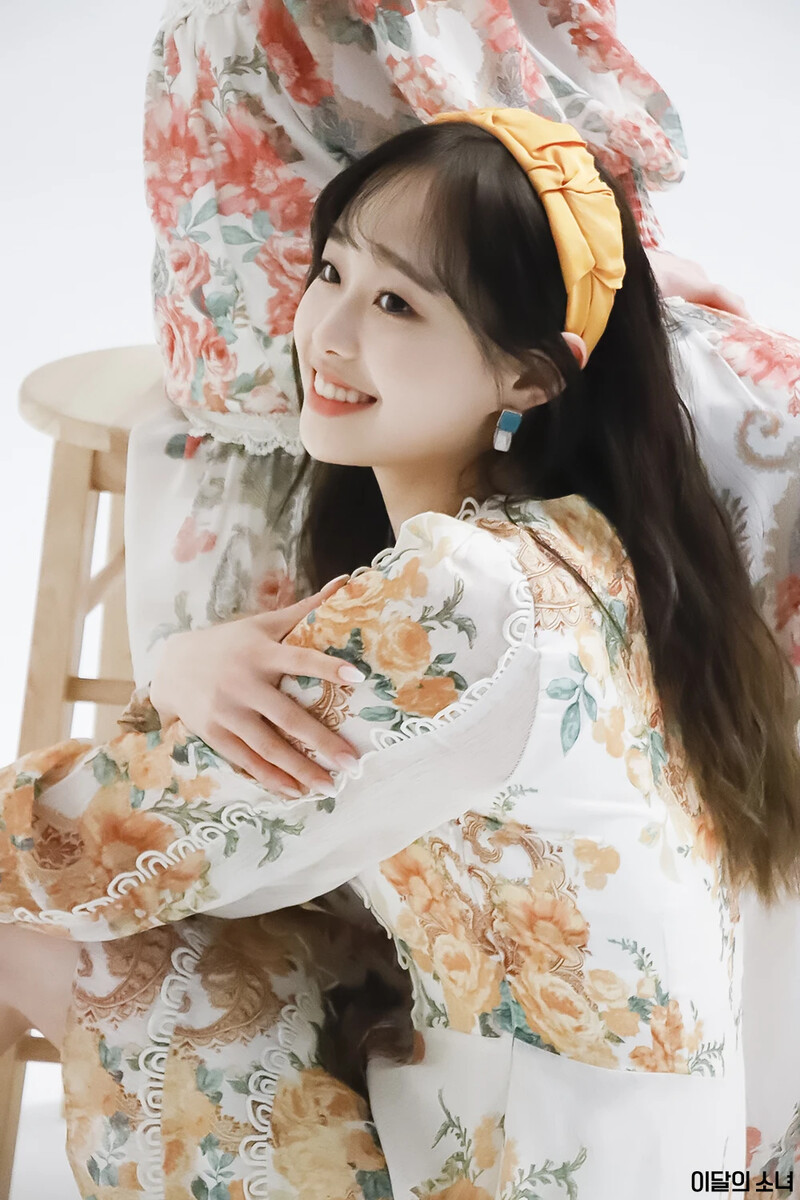 210409 BlockBerry Naver Post - Chuu & Heejin The Star Magazine April 2021 Behind documents 5