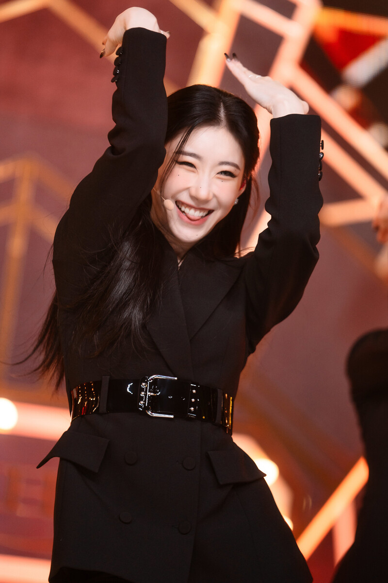 221204 ITZY Chaeryeong - 'Cheshire' at Inkigayo documents 2