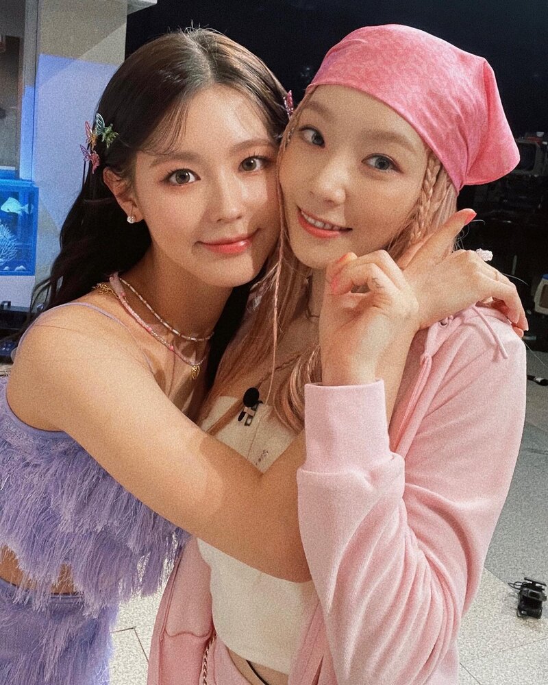 210807 (G)I-DLE Miyeon Instagram Update with Taeyeon documents 1