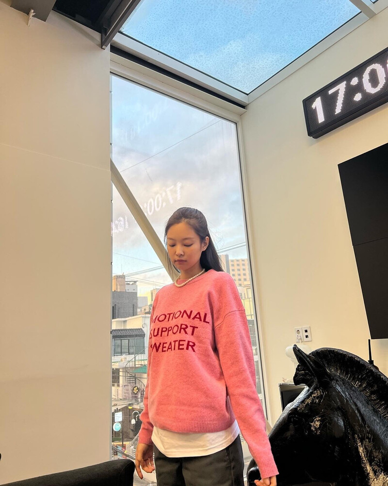 211123 - JENNIE Instagram Update documents 3