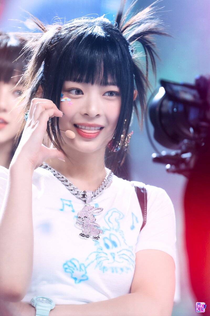 230129 NewJeans Hanni 'OMG' at Inkigayo documents 16