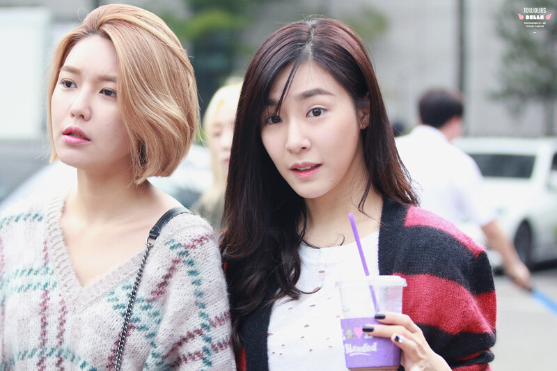 150911 Girls' Generation Tiffany and Sooyoung at Music Bank documents 5