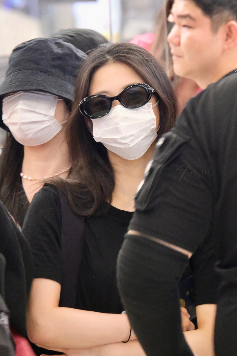 230609 BABYMONSTER at Thailand Airport documents 5