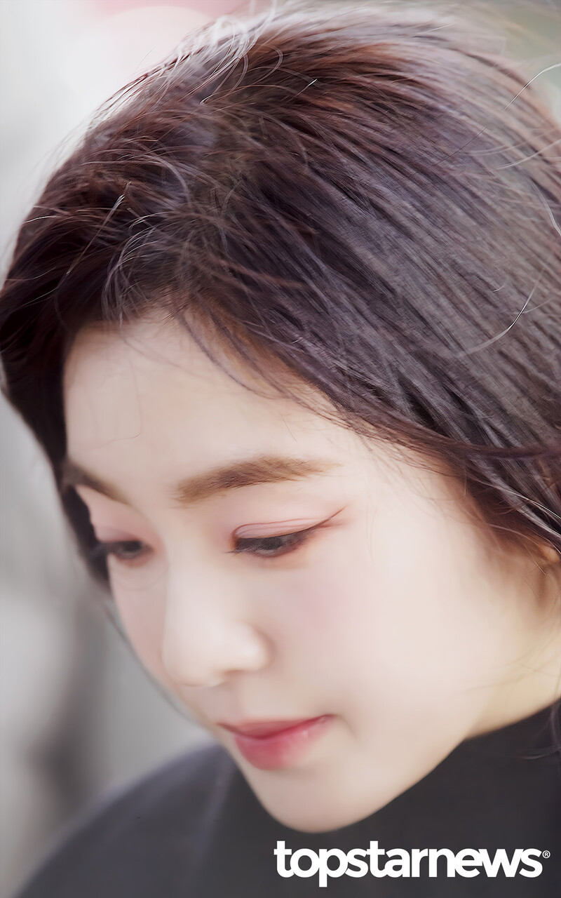 250106 Red Velvet Irene at Inceon Airport documents 4