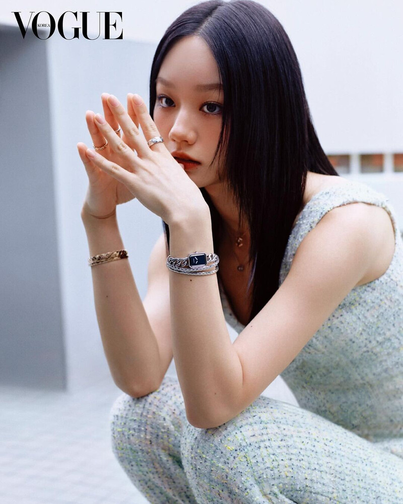 Hyeri for Chanel Watches - Vogue Korea October 2024 Issue documents 6