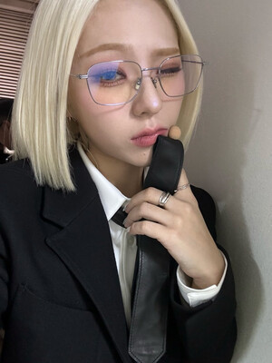 241129 - ICHILLIN' Members Twitter Update with CHAERIN