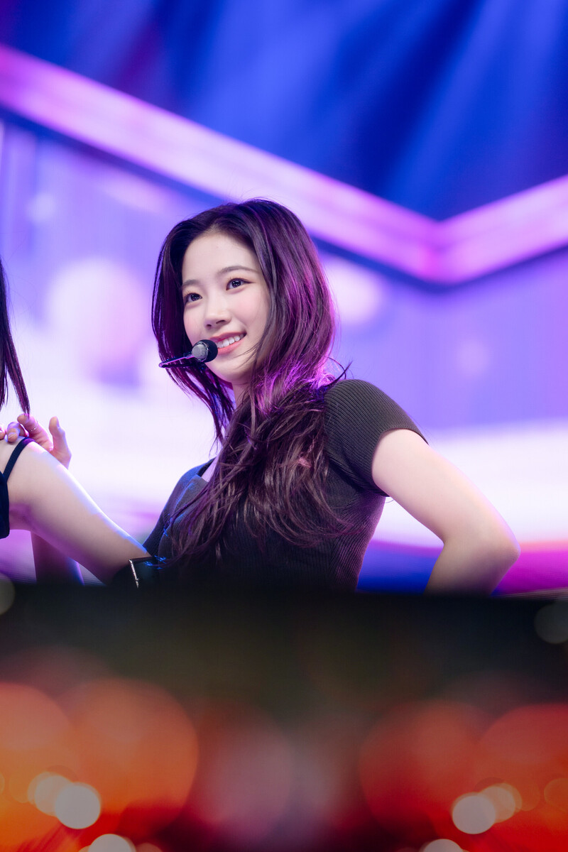 220508 LE SSERAFIM Kazuha - 'Blue Flame' at Inkigayo documents 4