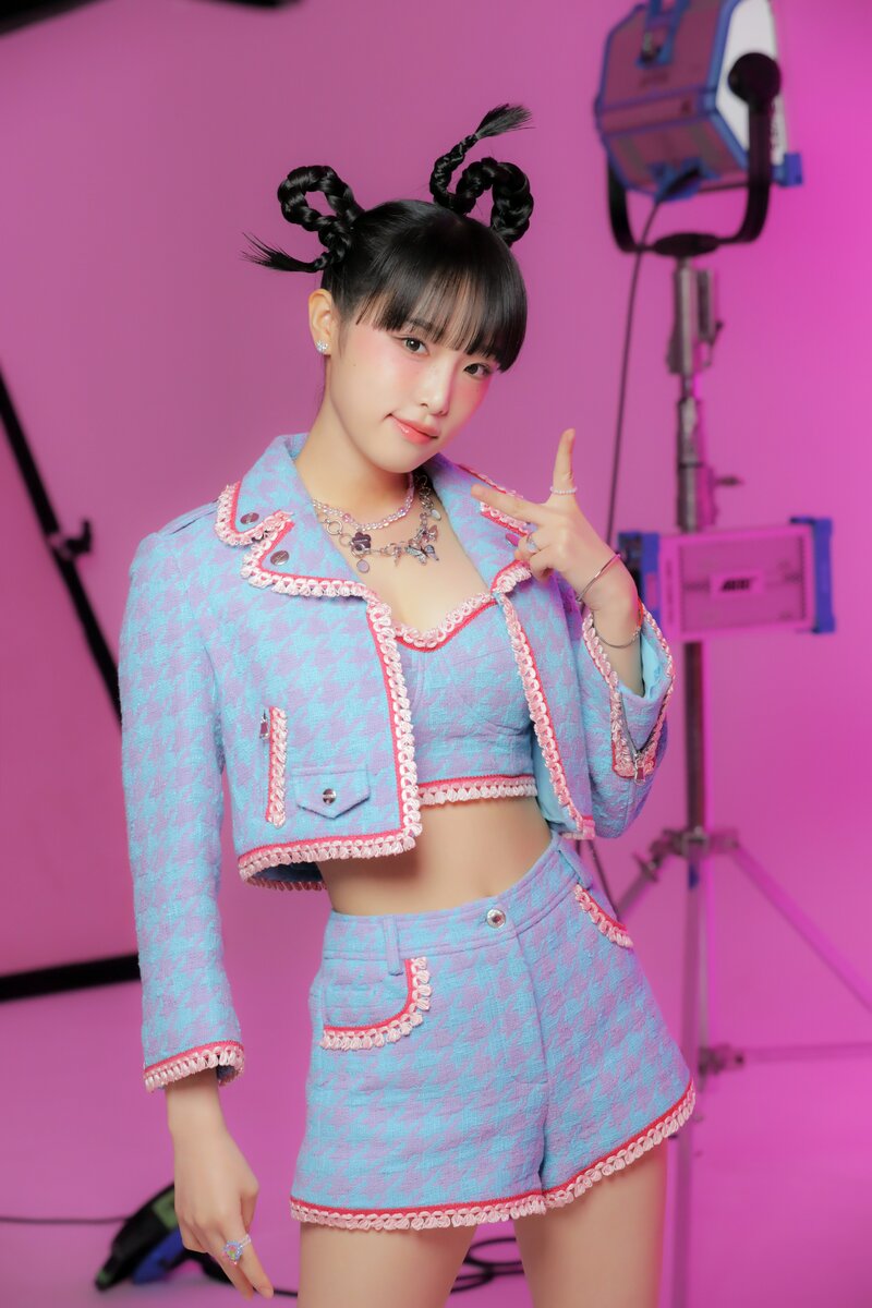 220629 Yuehua Naver Post - Yena - Cosmopolitan July Issue Behind documents 4