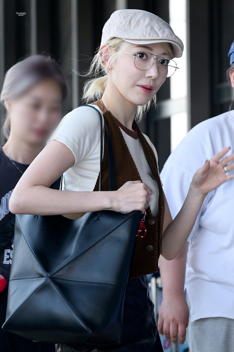 240628 LE SSERAFIM Sakura at Gimpo International Airport documents 2