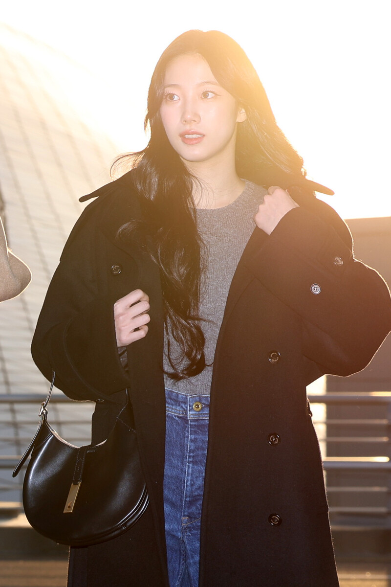 241226 LE SSERAFIM Kazuha at Incheon International Airport documents 3