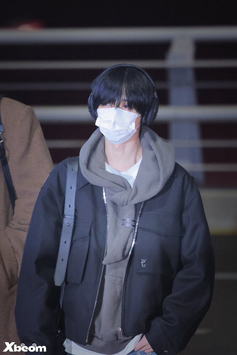 250103 TXT Beomgyu at Incheon Airport documents 6