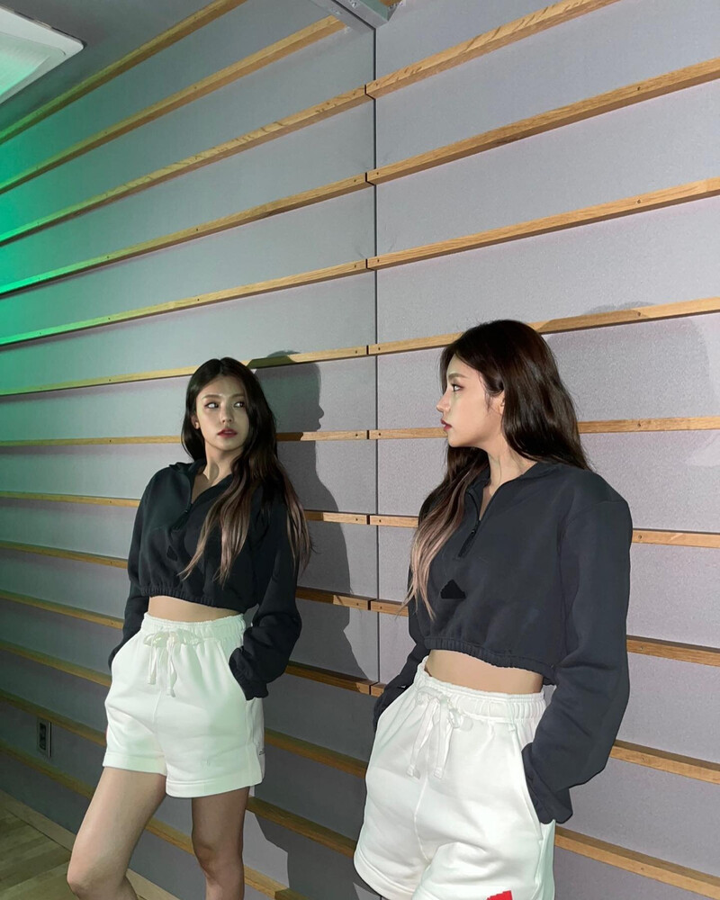 220708 ITZY Instagram Update documents 5