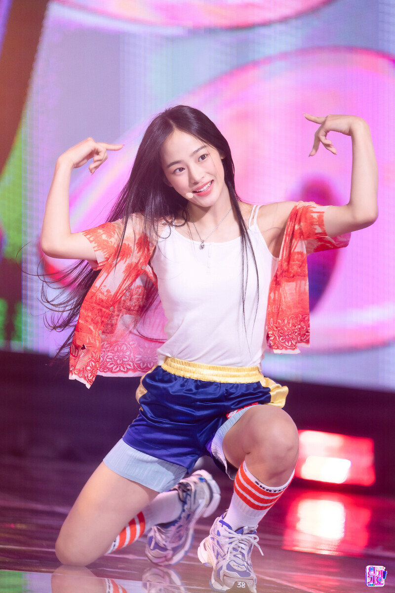 220814 NewJeans Minji - 'Attention' at Inkigayo documents 3