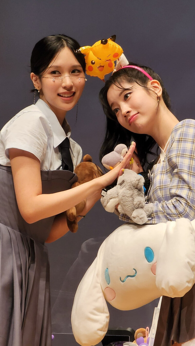 220904 TWICE Dahyun & Mina at Musicplant Fansign documents 2