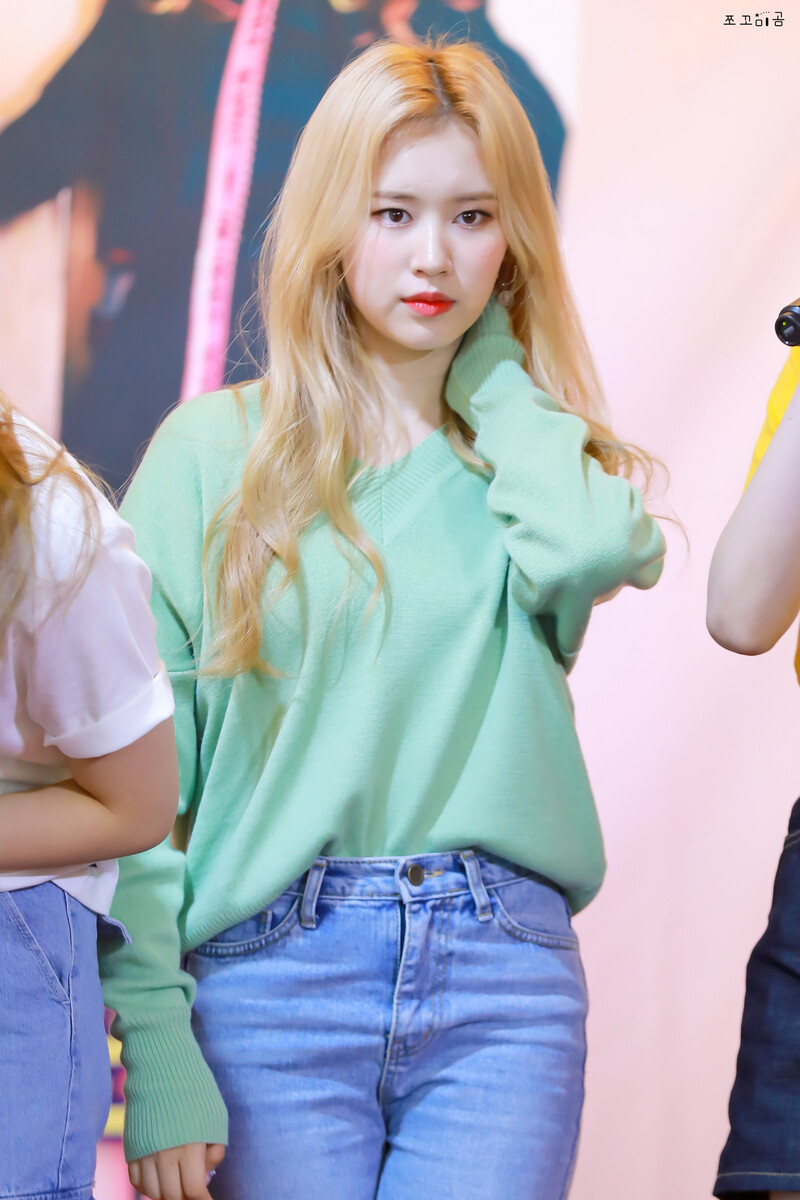 190622 Weki Meki Elly at 'LOCK END LOL' Busan Fansign documents 1