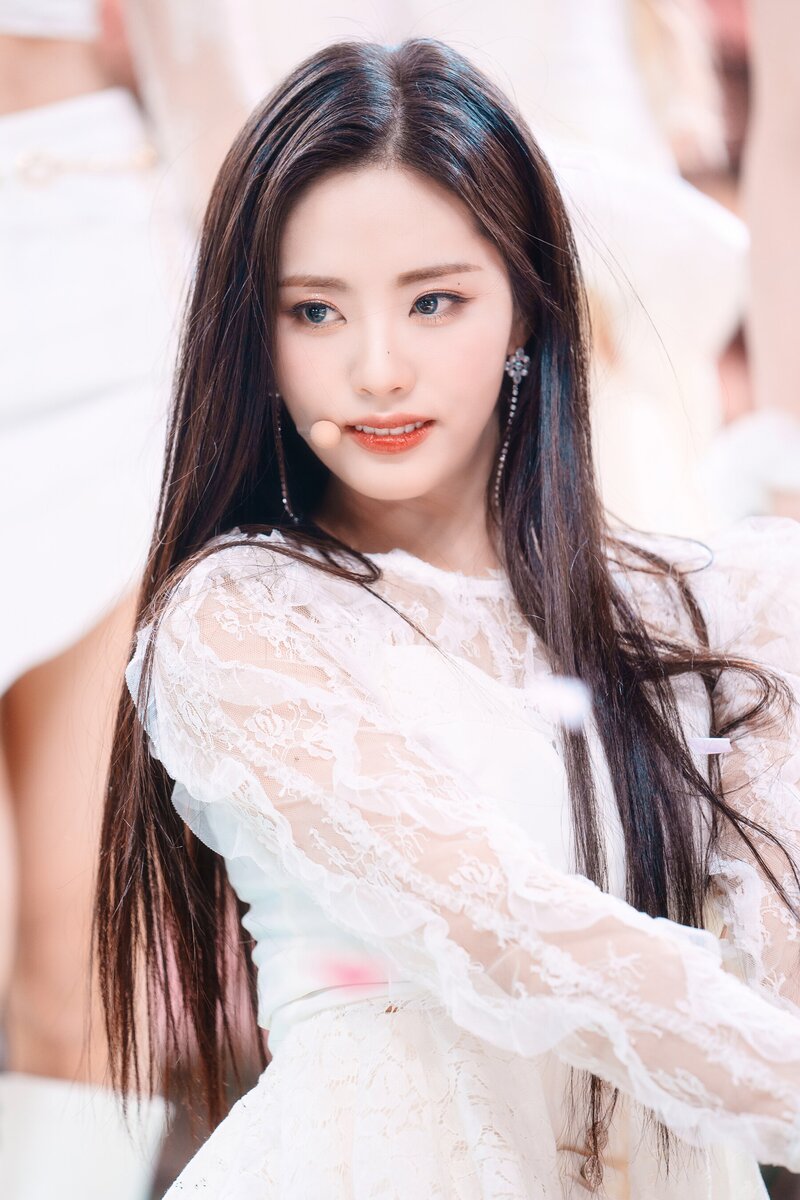 220123 fromis_9 Jiwon - 'DM' at Inkigayo documents 8