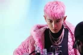 EXO ‘Obsession’ MV Behind Photo // Chanyeol