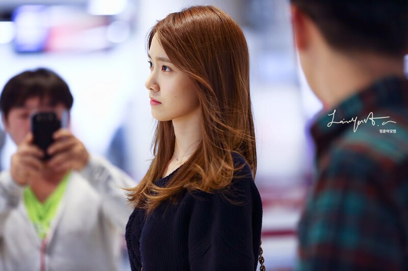 131005 Girls' Generation YoonA at Gimpo Airport documents 4
