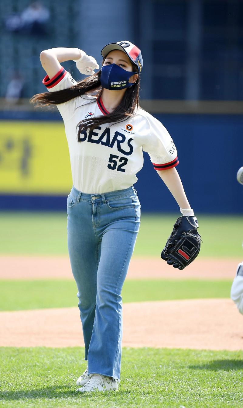 210404 Brave Girls Yujeong - First pitch for Doosan Bears documents 11
