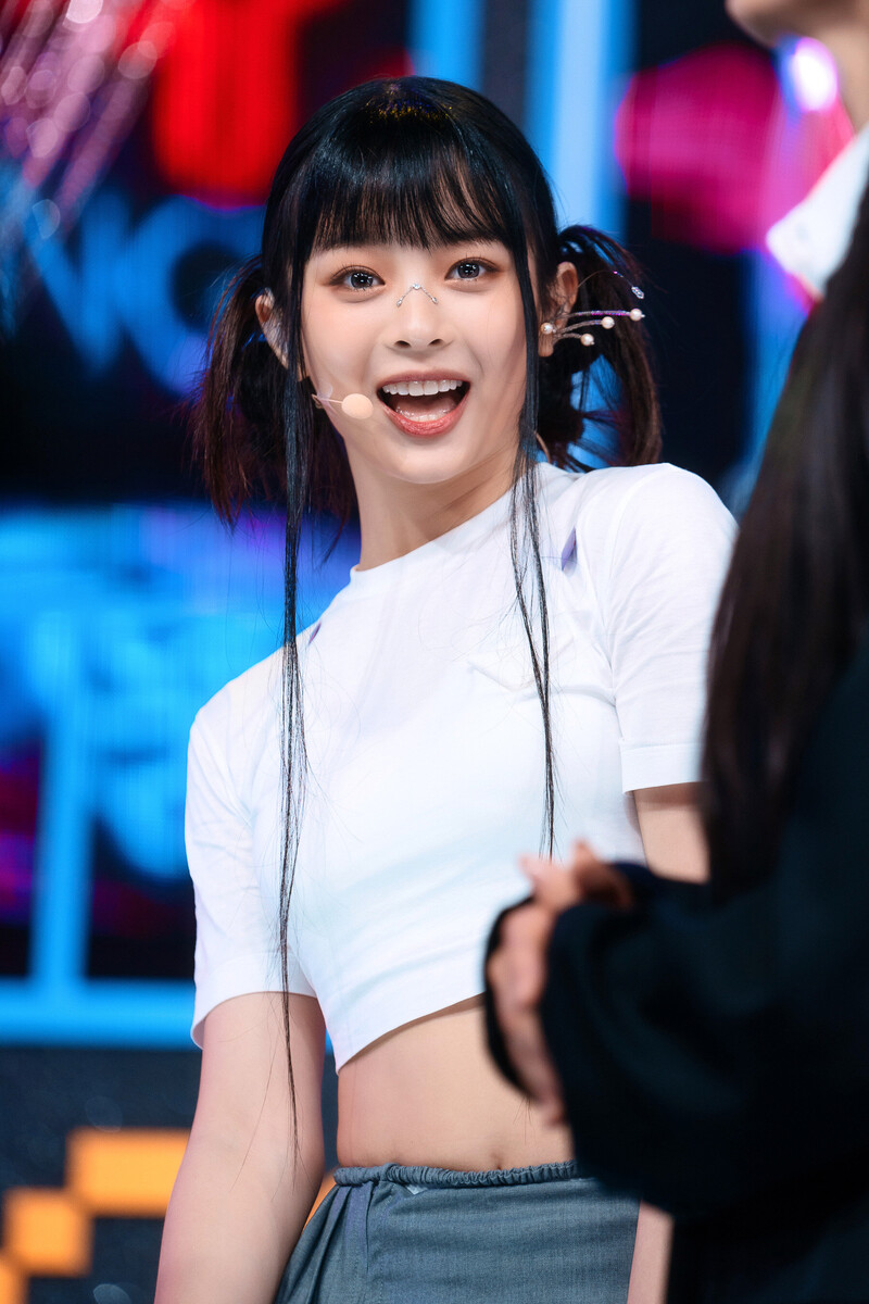 220807 NewJeans Hanni 'Cookie' at Inkigayo documents 26