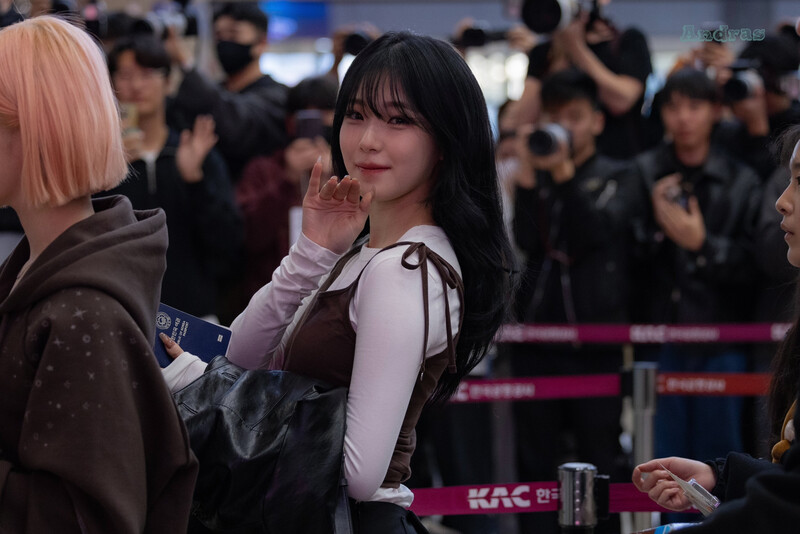 241109 fromis_9 Jiheon at Gimpo International Airport documents 1