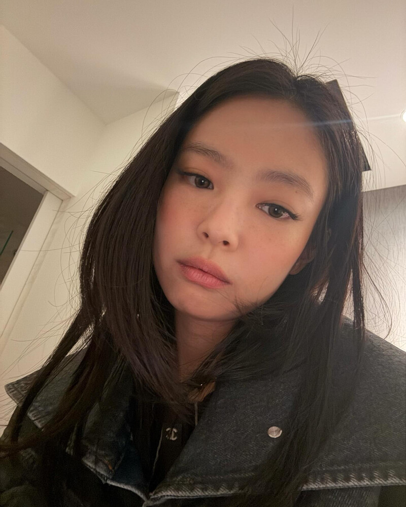 241119 JENNIE Instagram Update documents 2