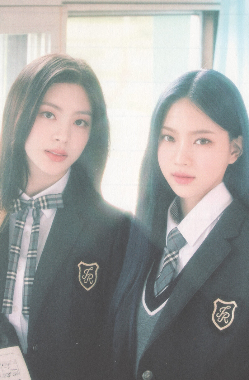 STAYC - 2022 Season's Greetings (Scans) documents 4