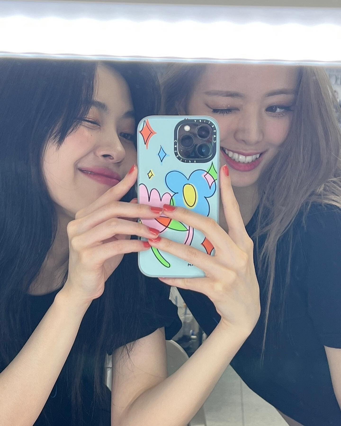 220809 ITZY Instagram Update - Ryujin & Yuna | kpopping