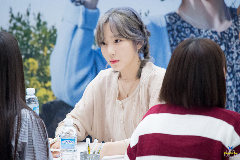 160923 Girls' Generation Taeyeon & Super Junior Kyuhyun at COEX 'Samdasoo' Fansign documents 4