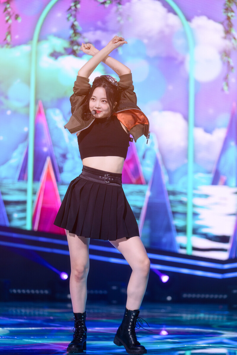 220508 LE SSERAFIM Eunchae - 'Blue Flame' at Inkigayo documents 20