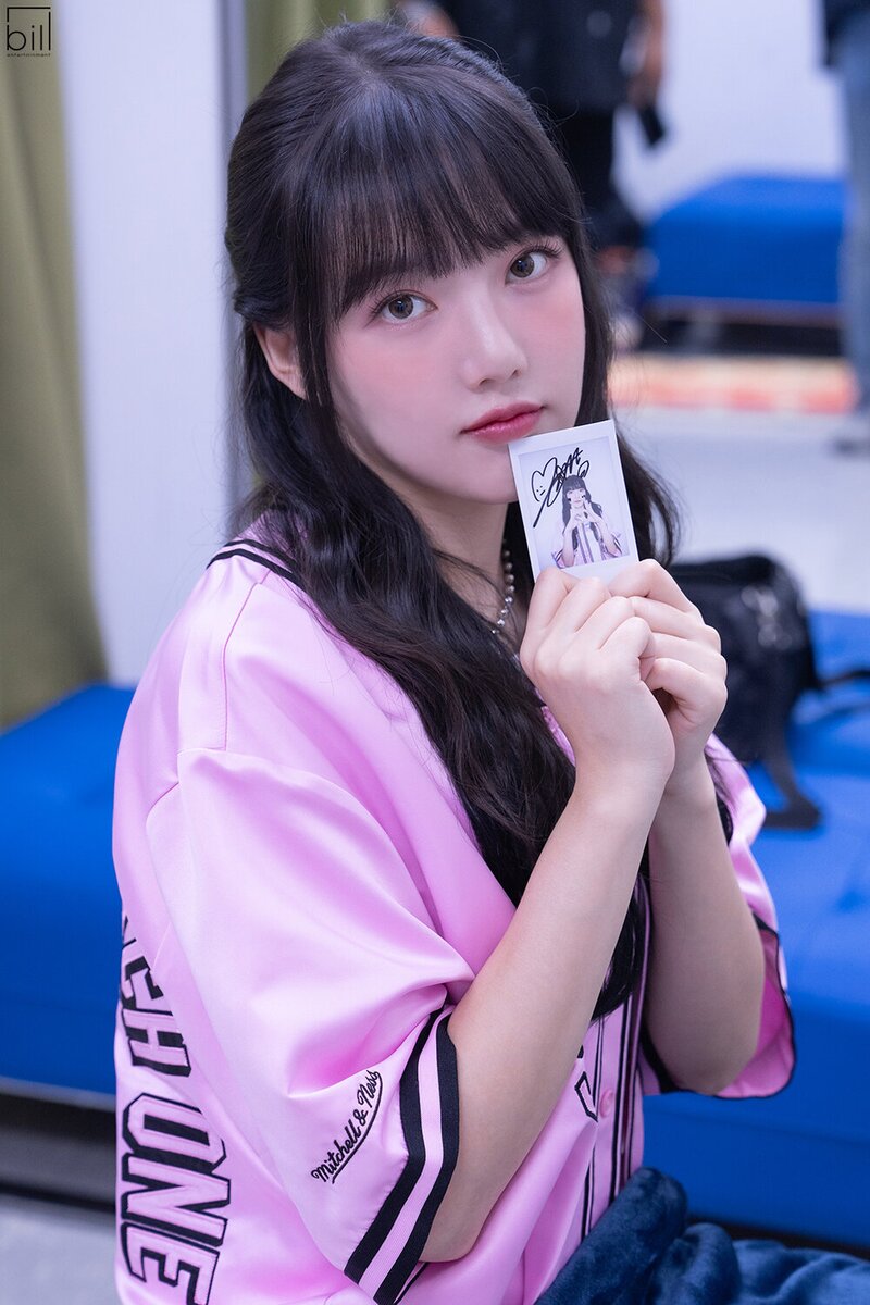 230920 Bill Entertainment Naver Post - YERIN 'Bambambam' Music show promotions behind documents 7
