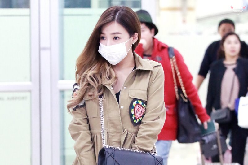 151025 Girls' Generation Tiffany at Gimpo Airport documents 4
