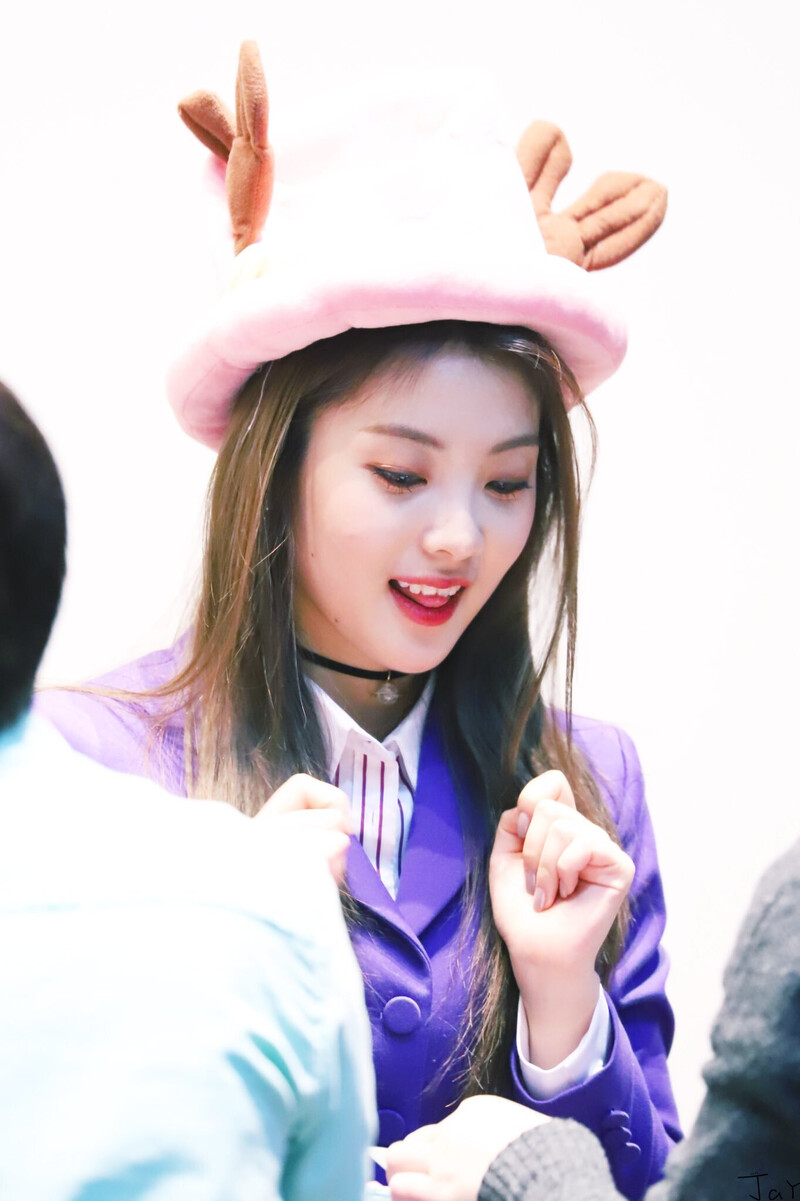 180325 Weki Meki Lucy at 'Lucky' Fansign documents 3