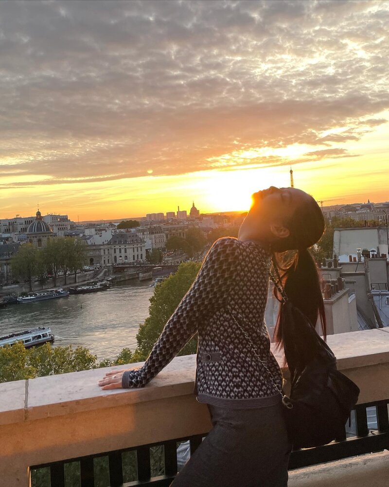 211001 Jisoo & Jennie Instagram Update in Paris documents 9