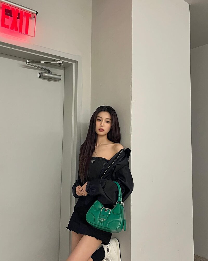 230307 Kang Hyewon Instagram Update documents 4
