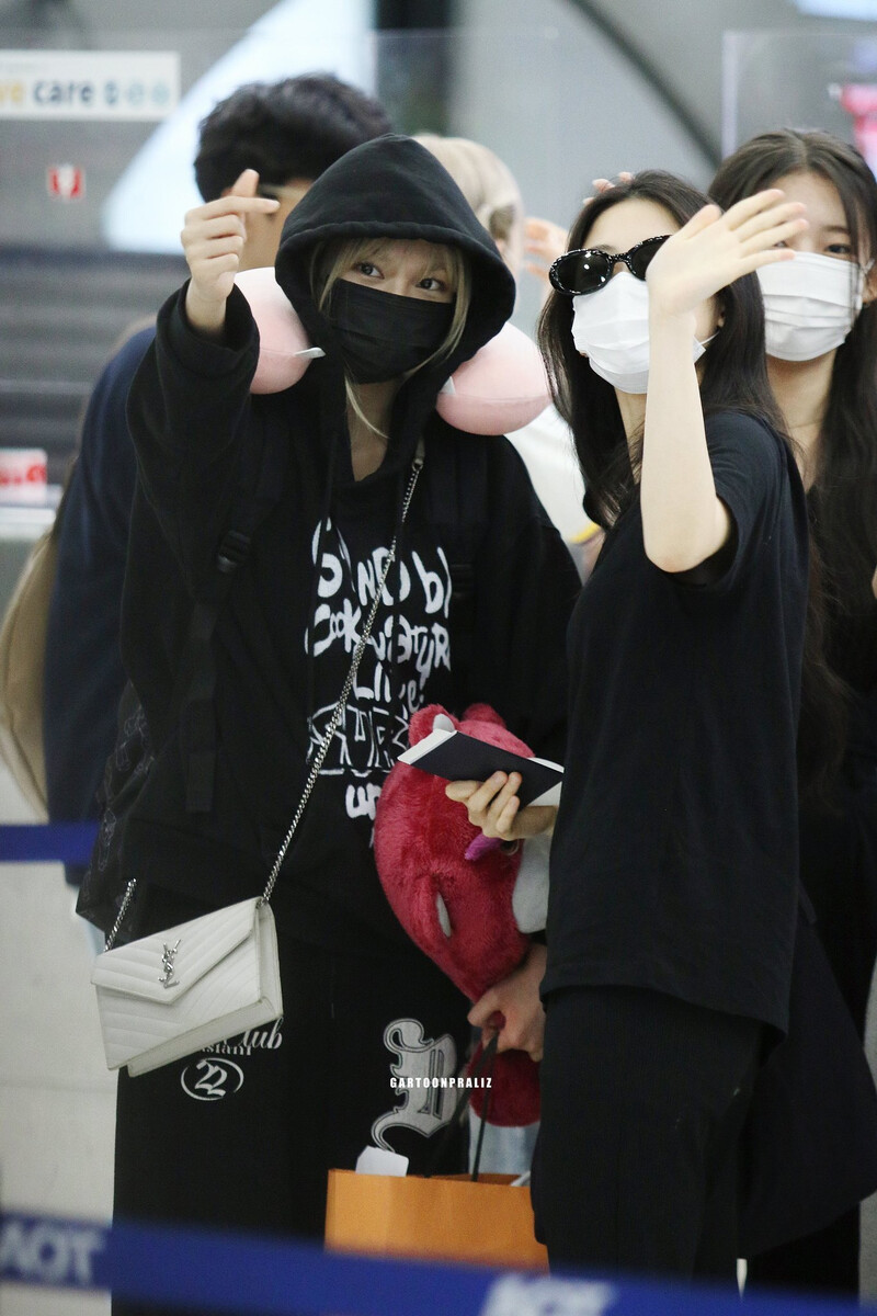 230609 BABYMONSTER at Thailand Airport documents 3