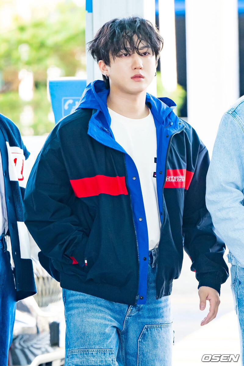 240503 StrayKids Changbin at Incheon International Airport documents 3