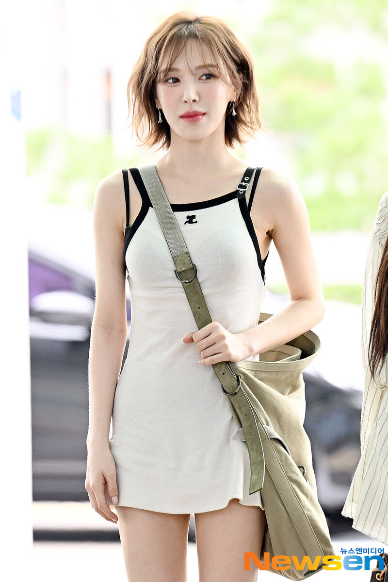 240712 Red Velvet Wendy at Incheon International Airport documents 5