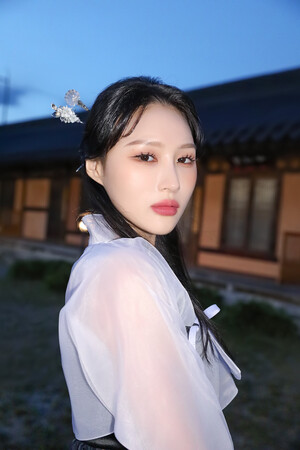 220803 Dreamcatcher Naver Post - Siyeon 'Entrancing' Special Clip