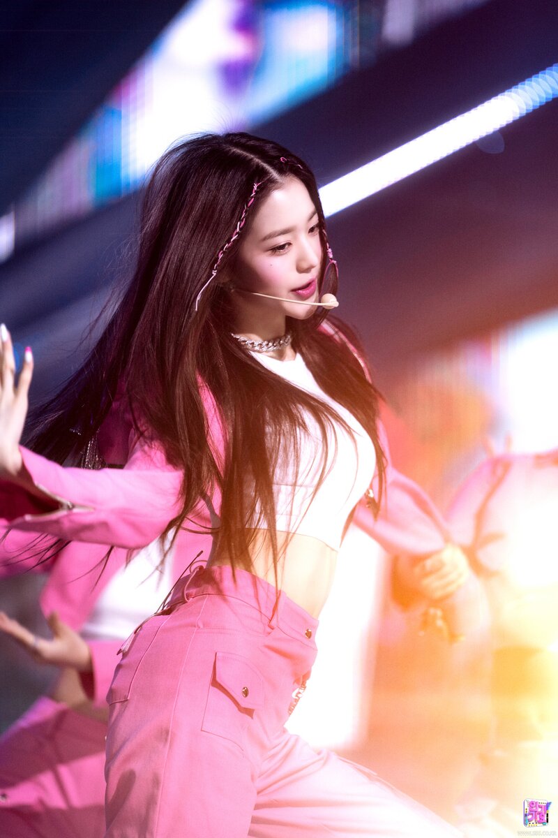 220424 IVE Wonyoung - ‘LOVE DIVE’ at Inkigayo documents 3