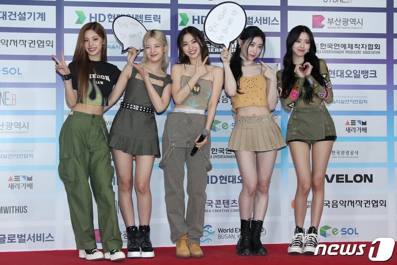 230527 ITZY at 29th Dream Concert Red Carpet documents 2