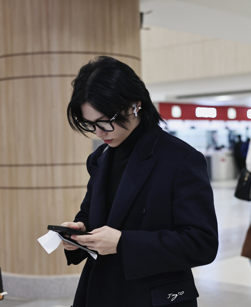 241227 StrayKids Felix at Airport documents 4