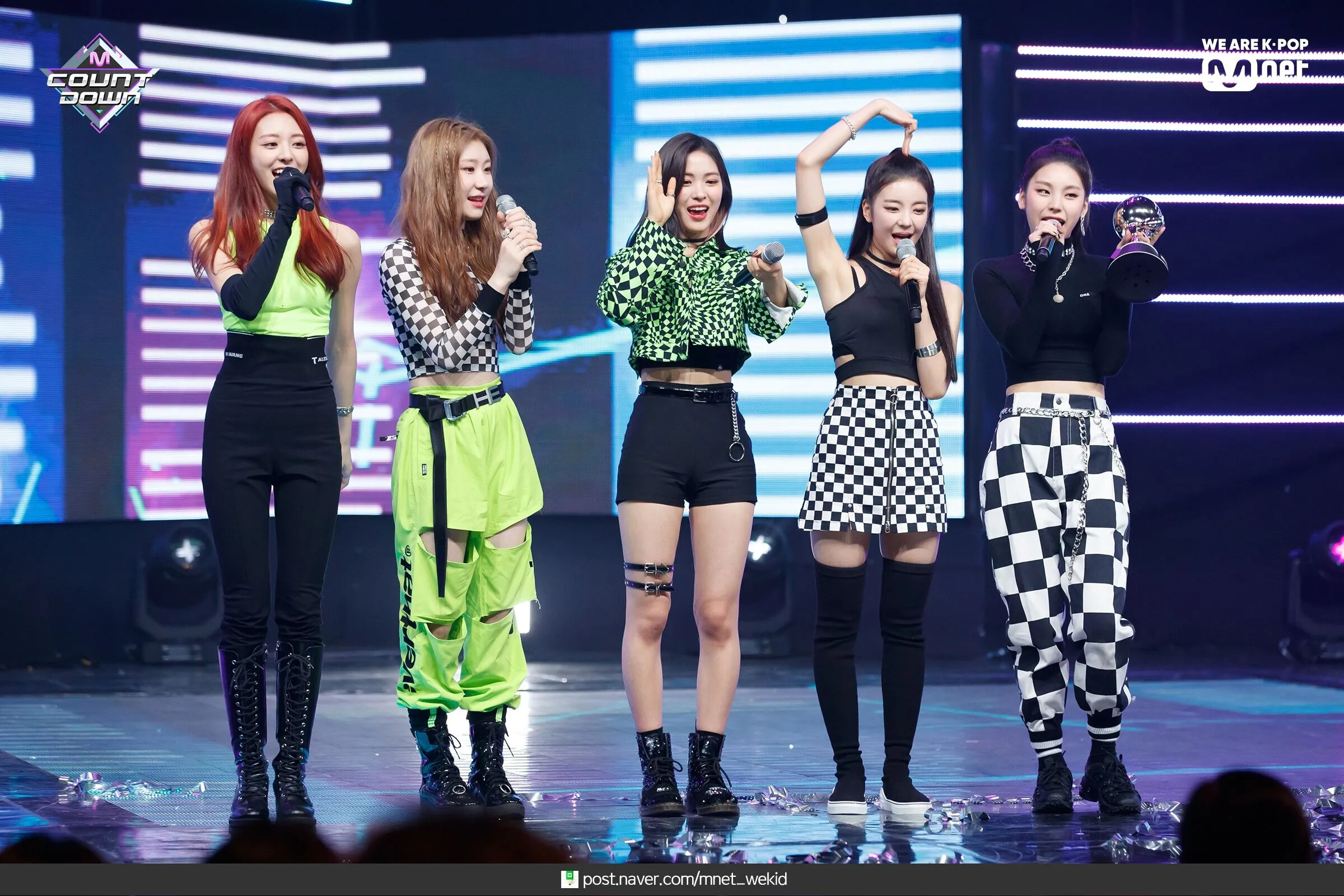 190221 ITZY - 'DALLA DALLA' at M Countdown (Mnet Naver Post) | kpopping