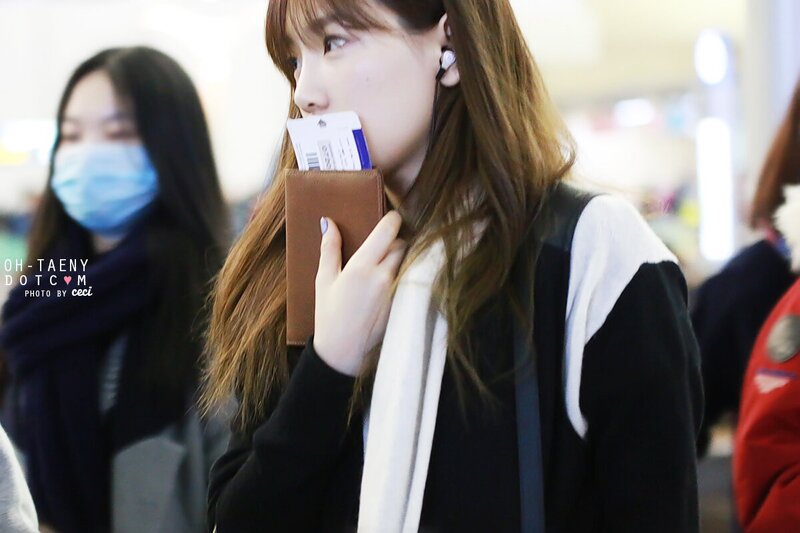 140215 Girls' Generation Taeyeon at Incheon Airport documents 1