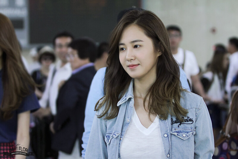 140714 Girls' Generation Yuri at Gimpo Airport documents 4